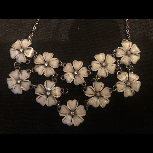 Layered flower necklace with stone accents - Picture 3 of 6